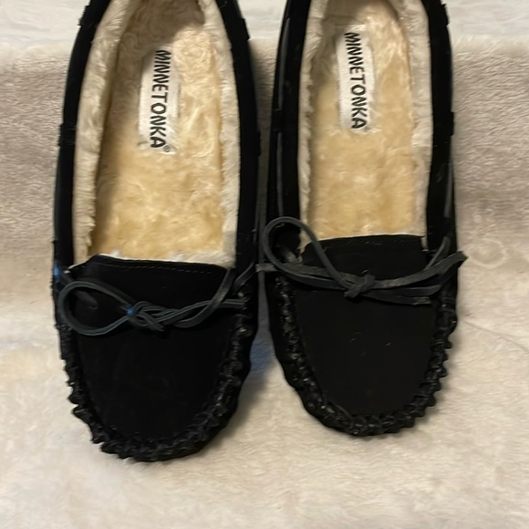 Minnetonka Black leather slippers Sz. 7M - Picture 3 of 16